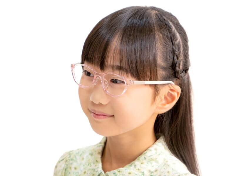赤ちゃんの哺乳瓶にも使われる、安全なメガネ素材を使用